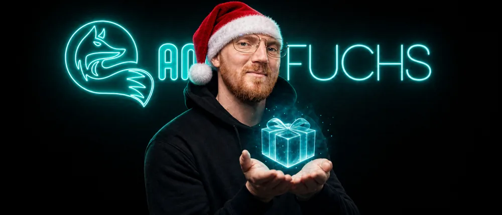 Robert Lüthke mit Weihnachtsmütze und Geschenk